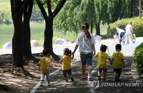 소풍 나온 어린이 [연합뉴스 자료 사진]